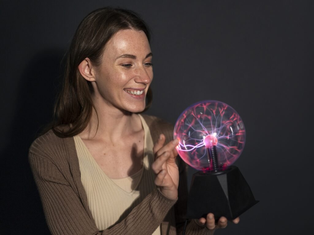mujer de tiro medio interactuando con una bola de plasma
